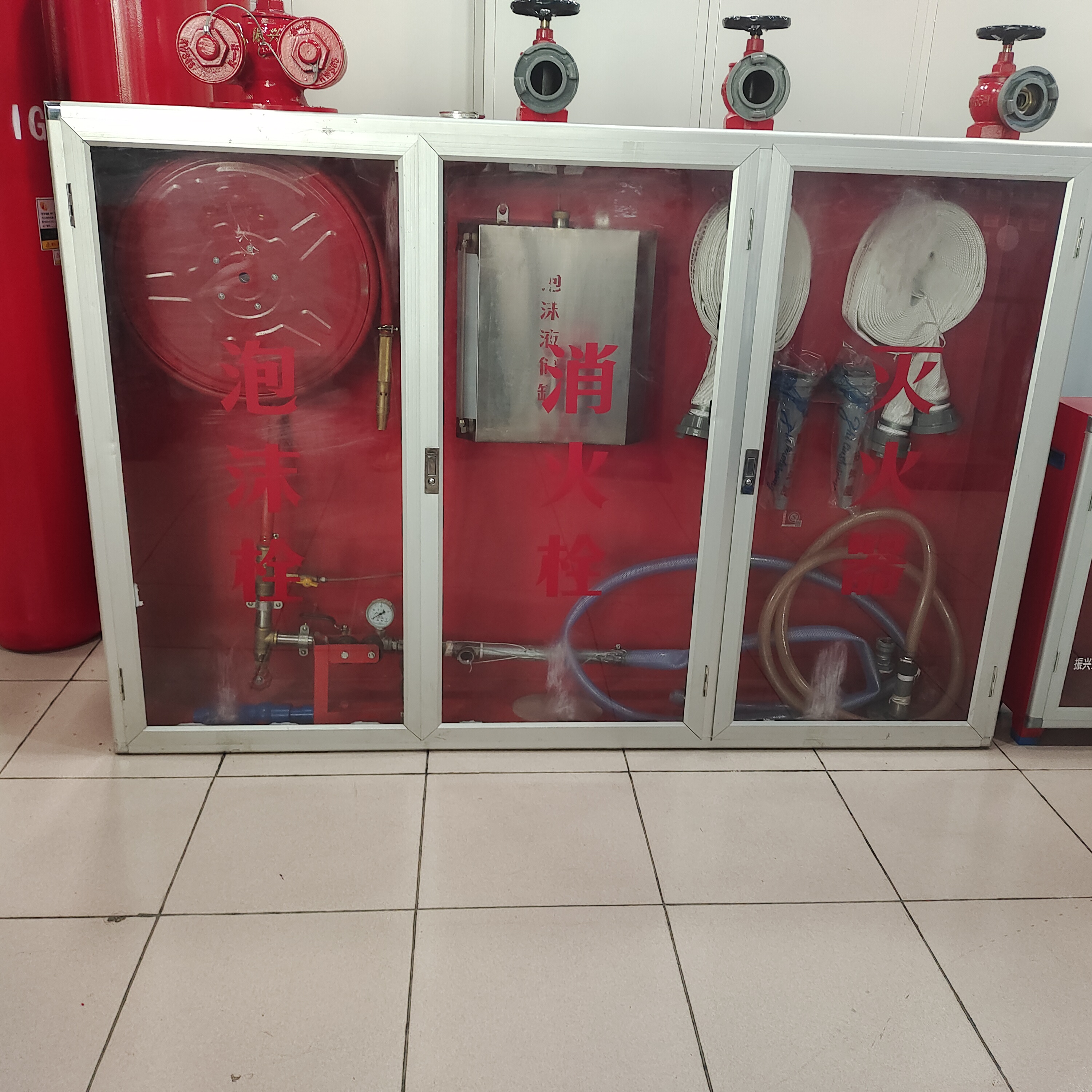 室外的泡沫消火栓箱是否結實牢固？泡米消火栓箱的原理是什么？