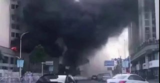 廣東汕頭一在建樓盤突發(fā)火災(zāi)，現(xiàn)場濃煙滾滾，相當(dāng)驚險！